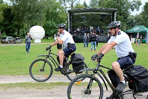 Policjanci z komendy w Zwierzyńcu eskortowali wyjazd uczestników rajdu ze Zwierzyńca na dalszą trasę rajdu