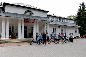 Uczestnicy rajdu przy Samodzielnym Publicznym Sanatorium Rehabilitacyjnym w Krasnobrodzie, jako jeden z punków rajdu rowerowego szlakiem unijnych inwestycji