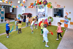 Dzieci bawiące się w sali zabaw