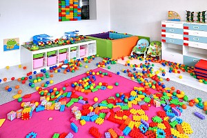 Sala zabaw i duża ilość kolorowych klocków na podłodze