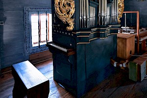 Wyposażenie wnętrza kościoła, w tym organy. Foto: Collage Przemysław Gąbka