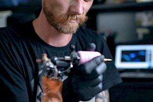 Tatuażysta ze Świdnika doglądający swoje urządzenia, dzięki którym w ramach projektu, może rozwijać własną działalność gospodarczą. Foto: Collage Przemysław Gąbka
