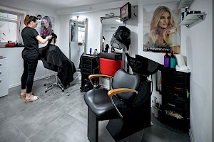 Salon fryzjerski utworzony dzięki projektowi pn. Nowe przedsiębiorstwa w Lubelskim Obszarze Funkcjonalnym. Foto: Collage Przemysław Gąbka