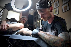 Tatuażysta ze Świdnika, który dzięki projektowi może rozwijać swoją działalność gospodarczą oraz swoją pasję do tatuaży. Foto: Collage Przemysław Gąbka