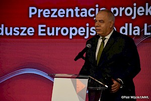 Wicepremer Jacek Sasin podczas wystąpienia na konferencji otwierającej konsultacje społeczne projektu Programu Fundusze Europejskie dla Lubelskiego 2021-2027