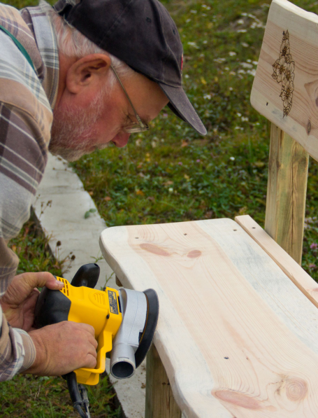 Mężczyzna pracujący nad budową ławki