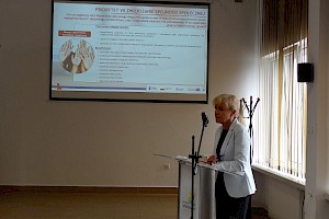 We Włodawie, wsparcie w ramach Europejskiego Funduszu Społecznego + przedstawiła Kierownik Oddziału Koordynacji EFS Departamentu Wdrażania EFS Urzędu Marszałkowskiego Województwa Lubelskiego w Lublinie Barbara Marzec.