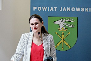 Wsparcie w ramach Europejskiego Funduszu Społecznego + w Janowie Lubelskim przedstawiła Wicedyrektor ds. Organizacji i Funduszy Wojewódzkiego Urzędu Pracy w Lublinie Aneta Wieprzowska.