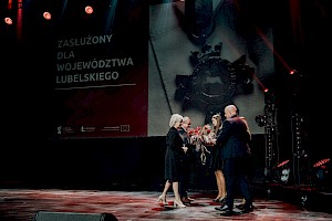 Wyróżnienie dla prof. K. Tomasiewicza odbiera, z rąk Marszałka Jarosława Stawiarskiego, Pani Beata Gawelska Dyrektor SPSK 1 w Lublinie.