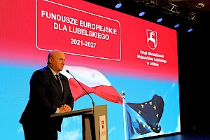 Konsultacje społeczne projektu programu Fundusze Europejskie dla Lubelskiego 2021-2027 z udziałem przedstawicieli gmin z obszarów zagrożonych trwałą marginalizacją w województwie lubelskim, otworzył Marszałek Województwa Lubelskiego Jarosław Stawiarski.