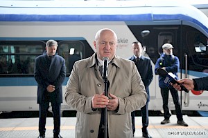Marszałek Województwa Lubelskiego Jarosław Stawiarski podczas konferencji prasowej połączonej z symbolicznym przekazaniem 2 z 9 elektrycznych zespołów trakcyjnych.