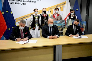 Umowę na dofinansowanie tego przedsięwzięcia 28 października br. wnioskodawcy wręczył Marszałek Województwa Jarosław Stawiarski.