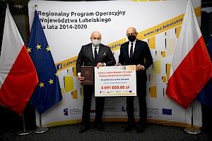 Na zdjęciu podczas uroczystego podpisania umowy, marszałek Jarosław Stawiarski oraz prezydent Lublina Krzysztof Żuk.