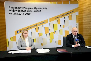 Na zdjęciu od lewej Anna Brzyska, dyrektor DZ RPO oraz marszałek Jarosław Stawiarski podczas konferencji prasowej, której tematem było podpisanie Kontraktu Programowego otwierającego drogę do negocjacji z Komisją Europejską programu regionalnego Fundusze Europejskie dla Lubelskiego 2021-2027 (fot. UMWL).