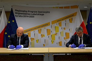 Podpisywanie umowy przez Marszałka Województwa Lubelskiego Jarosława Stawiarskiego i Burmistrzem Ryk Jarosławem Żaczkiem. Foto: UMWL