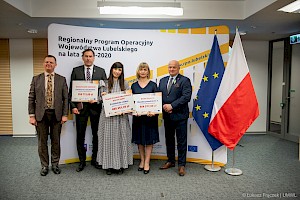 Na zdjęciu marszałek Jarosław Stawiarski z Beneficjentami funduszy unijnych, którzy otrzymali dofinansowanie unijne na realizację projektów z zakresu edukacji przedszkolnej.