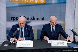 Marszałek Województwa Lubelskiego Jarosław Stawiarski i Prezydent Miasta Lublin Krzysztof Żuk podpisują aneks do umowy.