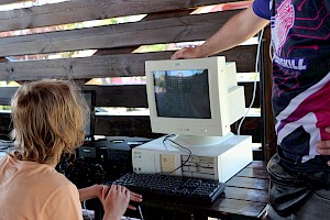 Ten młodzieniec przed komputerem wyposażonym jedynie w system DOS i stacje dyskietek o formacie 5,25 cala zasiadł pewnie po raz pierwszy w życiu