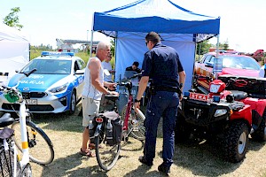 W sprawie znakowania rowerów do funkcjonariuszy zgłaszali się również nieco starsi uczestnicy pikniku