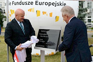 Marszałek Jarosław Stawiarski i dyrektor szpitala Piotr Matej uroczyście odsłonili pamiątkową tablicę.