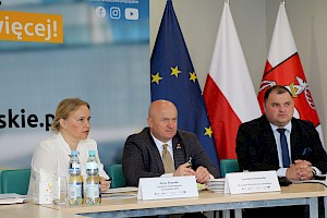 Na zdjęciu od lewej dyrektor DZ RPO Anna Brzyska, marszałek Jarosław Stawiarski, z-ca dyrektora DZ RPO Piotr Budyńczuk, podczas XI posiedzenia Komitetu do spraw Umowy Partnerstwa na lata 2014-2020.