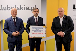 Na zdjęciu od lewej Marek Neckier Dyrektor LAWP, Tomasz Pomiankiewicz Prezes MPGK oraz Jarosław Stawiarski Marszałek Województwa Lubelskiego podczas uroczystego podpisania umowy o dofinansowanie.