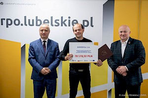 Na zdjęciu od lewej Marek Neckier Dyrektor LAWP, Kamil Wawszczak reprezentujący firmę Kamden oraz Jarosław Stawiarski Marszałek Województwa Lubelskiego podczas uroczystego podpisania umowy o dofinansowanie.