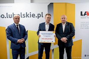 Na zdjęciu od lewej Marek Neckier Dyrektor LAWP, Marek Goluch Prezes LPEC oraz Jarosław Stawiarski Marszałek Województwa Lubelskiego podczas uroczystego podpisania umowy o dofinansowanie.