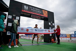 Na mecie - Michał Biały - zwycięzca kraśnickiego półmaratonu