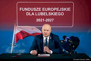 Marszałek Województwa Lubelskiego Jarosław Stawiarski prezentuje założenia programu podczas konferencji prasowej w dniu 13 października 2022 roku.