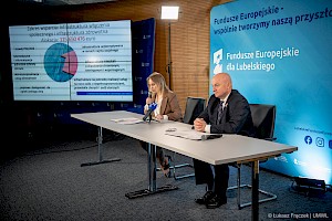 Marszałek Jarosław Stawiarski i dyrektor DZ RPO Anna Brzyska podczas konferencji prasowej.