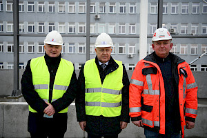 Na zdjęciu od lewej: marszałek Jarosław Stawiarski, dyrektor WSS Piotr Matej, przedstawiciel firmy Strabag