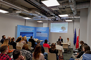 Uczestnicy szkolenia słuchają prezentacji dot. wsparcia lubelskich firm z Funduszy Europejskich