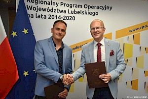 Członek Zarządu Województwa Lubelskiego Sebastian Trojak wręcza umowę w ramach projektu pn. System gospodarowania odpadami azbestowymi na terenie województwa lubelskiego