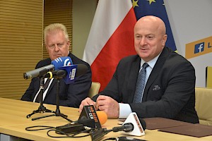 Od lewej: Piotr Matej dyrektor WSS im. Stefana Kardynała Wyszyńskiego w Lublinie oraz Jarosław Stawiarski Marszałek Województwa Lubelskiego.
