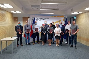 Oficjalne podpisywanie umów na wsparcie kapitału obrotowego dla mikro i małych przedsiębiorstw. Autor zdjęć: LAWP w Lublinie