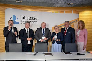 Pamiątkowe zdjęcie z podpisania umów na projekty dotyczące ochrony dziedzictwa kulturowego i naturalnego w ramach funduszy unijnych z Regionalnego Programu Operacyjnego Województwa Lubelskiego na lata 2014-2020.