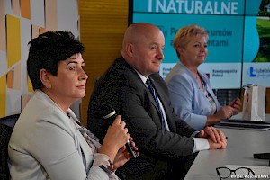 Pamiątkowe zdjęcie z podpisania umów na projekty dotyczące ochrony dziedzictwa kulturowego i naturalnego w ramach funduszy unijnych z Regionalnego Programu Operacyjnego Województwa Lubelskiego na lata 2014-2020.