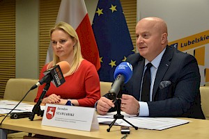 Podpisanie umów. Od lewej: Anna Brzyska, Dyrektor Dep. Wdrażania EFRR oraz Jarosław Stawiarski, Marszałek Województwa Lubelskiego.
