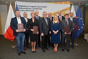 Pamiątkowe zdjęcie z beneficjentami, którzy podpisali 13 stycznia 2020 roku umowy na projekty dotyczące efektywności energetycznej sektora publicznego. Fot. © Piotr Wójcik/UMWL
