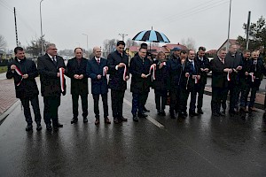 Wstęga przecięta. Droga została oficjalnie otwarta. (fot. facebook.com/urzadmarszalkowski.lubelskie)