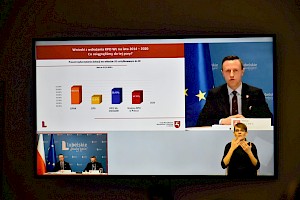 Wicemarszałek Michał Mulawa podczas omawiania prezentacji województwa lubelskiego dotyczącej planów i efektów wykorzystania środków unijnych w regionie
