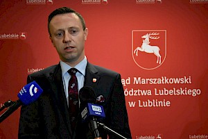 Na zdjęciu wicemarszałek Michał Mulawa podczas konferencji prasowej po wideokonferencji dotyczącej konsultacji społecznych projetu Umowy Partnerstwa dla województwa lubelskiego